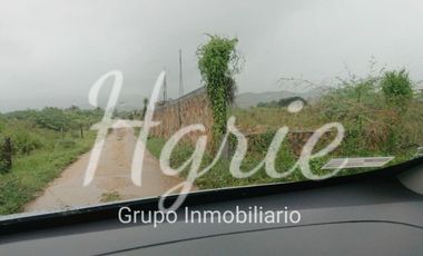 Se vende terreno a orilla de carretera en una esquina.