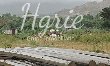 Se vende terreno a orilla de carretera en una esquina.