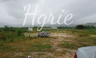 Se vende terreno a orilla de carretera en una esquina.