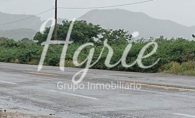 Se vende terreno a orilla de carretera en una esquina.