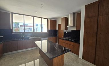 Casa en privada al norte de Mérida 4 habitaciones + Cuarto de Servicio