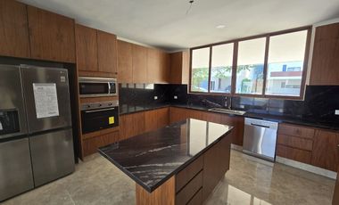 Casa en privada al norte de Mérida 4 habitaciones + Cuarto de Servicio