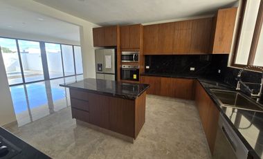 Casa en privada al norte de Mérida 4 habitaciones + Cuarto de Servicio