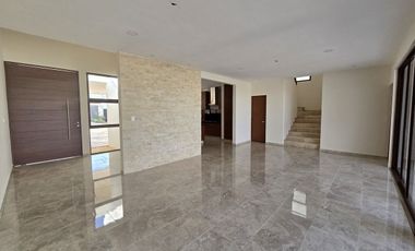 Casa en privada al norte de Mérida 4 habitaciones + Cuarto de Servicio