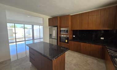 Casa en privada al norte de Mérida 4 habitaciones + Cuarto de Servicio