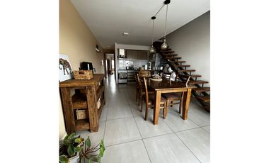 VENDE DUPLEX DE CATEFGORIA EN GODOY CRUZ