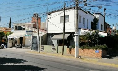 3  locales comerciales en planta baja con departamento en planta alta