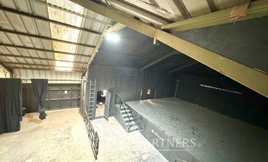 Amplia bodega orilla carretera