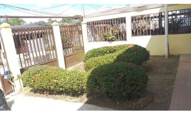 ARRAIJAN / PARQUES DEL OESTE / 240 M2 / 3 HABITACIONES / CERCADA