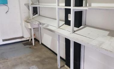 LOCAL  DE 5.25 X 2.66 MTS,  BAÑO,   CORTINA DE ENRROLLARVIDRIERAC/PUERTA. A TRES CUADRAS DE PLAZA LOS ANDES.