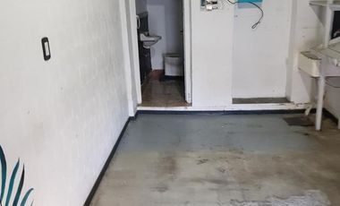 LOCAL  DE 5.25 X 2.66 MTS,  BAÑO,   CORTINA DE ENRROLLARVIDRIERAC/PUERTA. A TRES CUADRAS DE PLAZA LOS ANDES.