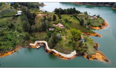 Casa Lote para la Venta en Guatapé