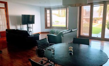 Casa en venta  de 4 dormitorios, Cerro de Las Rosas, Zona Norte, Córdoba.
