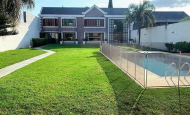 Casa en venta  de 4 dormitorios, Cerro de Las Rosas, Zona Norte, Córdoba.