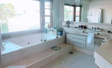 Casa en venta  de 4 dormitorios, Cerro de Las Rosas, Zona Norte, Córdoba.