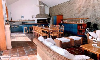 Casa en venta  de 4 dormitorios, Cerro de Las Rosas, Zona Norte, Córdoba.
