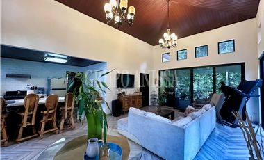 Se Vende Hermosa Casa en Zona Alta, Altos del Maria