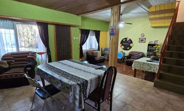 VENTA DE CASA 4 AMBIENTES EN EZEIZA - LOTE DE 505 M² - COCHERA - FONDO LIBRE