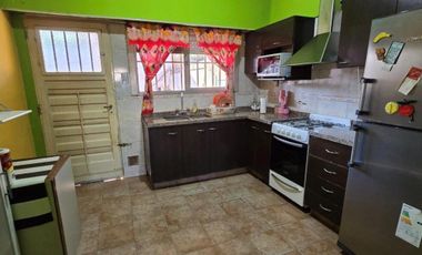 VENTA DE CASA 4 AMBIENTES EN EZEIZA - LOTE DE 505 M² - COCHERA - FONDO LIBRE