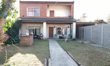 VENTA DE CASA 4 AMBIENTES EN EZEIZA - LOTE DE 505 M² - COCHERA - FONDO LIBRE