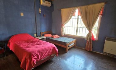 VENTA DE CASA 4 AMBIENTES EN EZEIZA - LOTE DE 505 M² - COCHERA - FONDO LIBRE