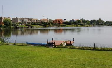 Impecable casa al agua en San Benito! Alquiler temporario