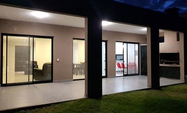 Impecable casa al agua en San Benito! Alquiler temporario