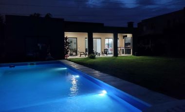 Impecable casa al agua en San Benito! Alquiler temporario