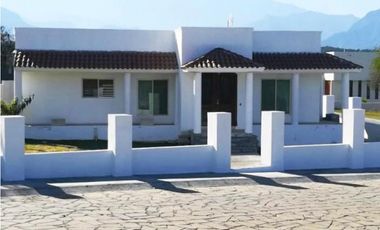 Hermosa Residencia en El Campo de Golf Ciudad del Sol, en Allende.