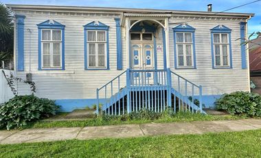 Linda casa antigua en sector comercial