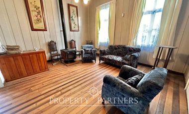 Linda casa antigua en sector comercial