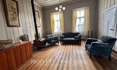 Linda casa antigua en sector comercial