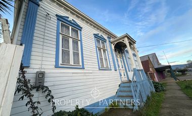 Linda casa antigua en sector comercial