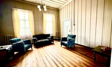 Linda casa antigua en sector comercial