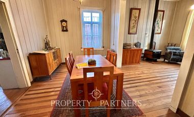 Linda casa antigua en sector comercial