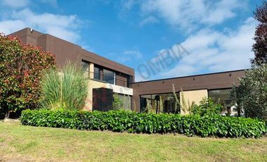 VENDO CASA LA CALERA DISEÑO ÚNICO