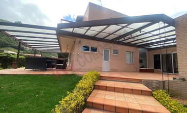 Renta Espectacular Casa Campestre Amoblada 356m2 en un solo nivel más altillo