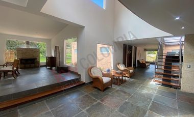 Renta Espectacular Casa Campestre Amoblada 356m2 en un solo nivel más altillo