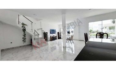Vendo Casa de tres pisos en Conjunto Campestre Cerrado