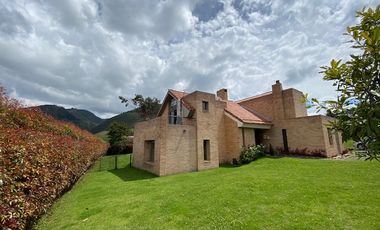 Venta - Hermosa Casa Campestre Con Vista Panorámica En Macadamia, La Calera