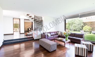 MAGNIFICA CASA MODERNA PERFECTA PARA LA FAMILIA