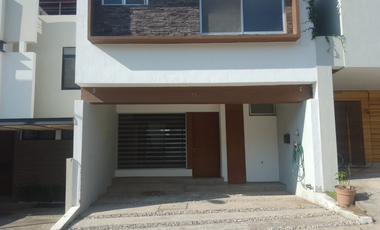 CASA EN VENTA FRACCIONAMIENTO MADEIRAS ZAPOPAN