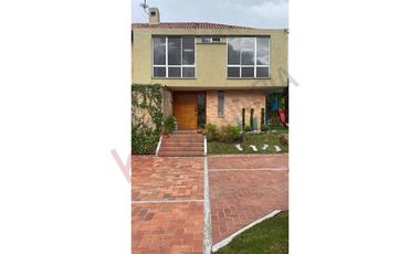 VENDO HERMOSA CASA MACADAMIA LA CALERA
