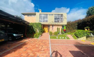 VENDO HERMOSA CASA MACADAMIA LA CALERA