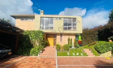 VENDO HERMOSA CASA MACADAMIA LA CALERA