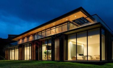 ESPECTACULAR CASA GALARDONADA EN CASA DE CAMPO, LA CALERA
