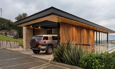ESPECTACULAR CASA GALARDONADA EN CASA DE CAMPO, LA CALERA