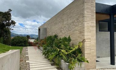 ESPECTACULAR CASA GALARDONADA EN CASA DE CAMPO, LA CALERA