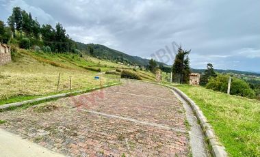 EXCELENTE LOTE ESQUINERO PARA INVERSION CON VISTA AMPLIA