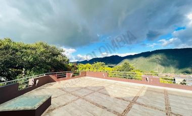VENDO CASA ESPECTACULAR EN LA CALERA
